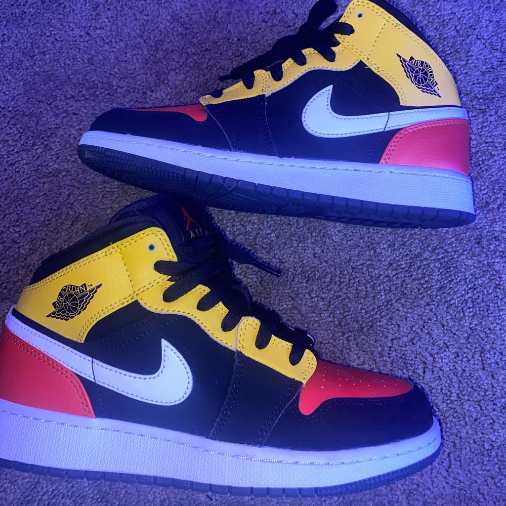 Air Jordan 1 mid GS Amarillo Team Orange